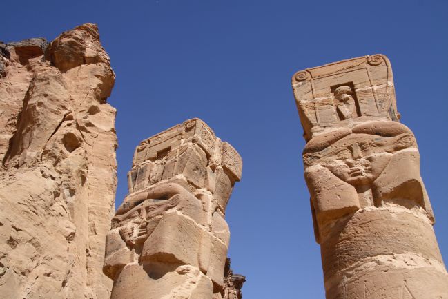 Jebel Barkal, hlavice sloupů s kravskými hlavami bohyně Háthor